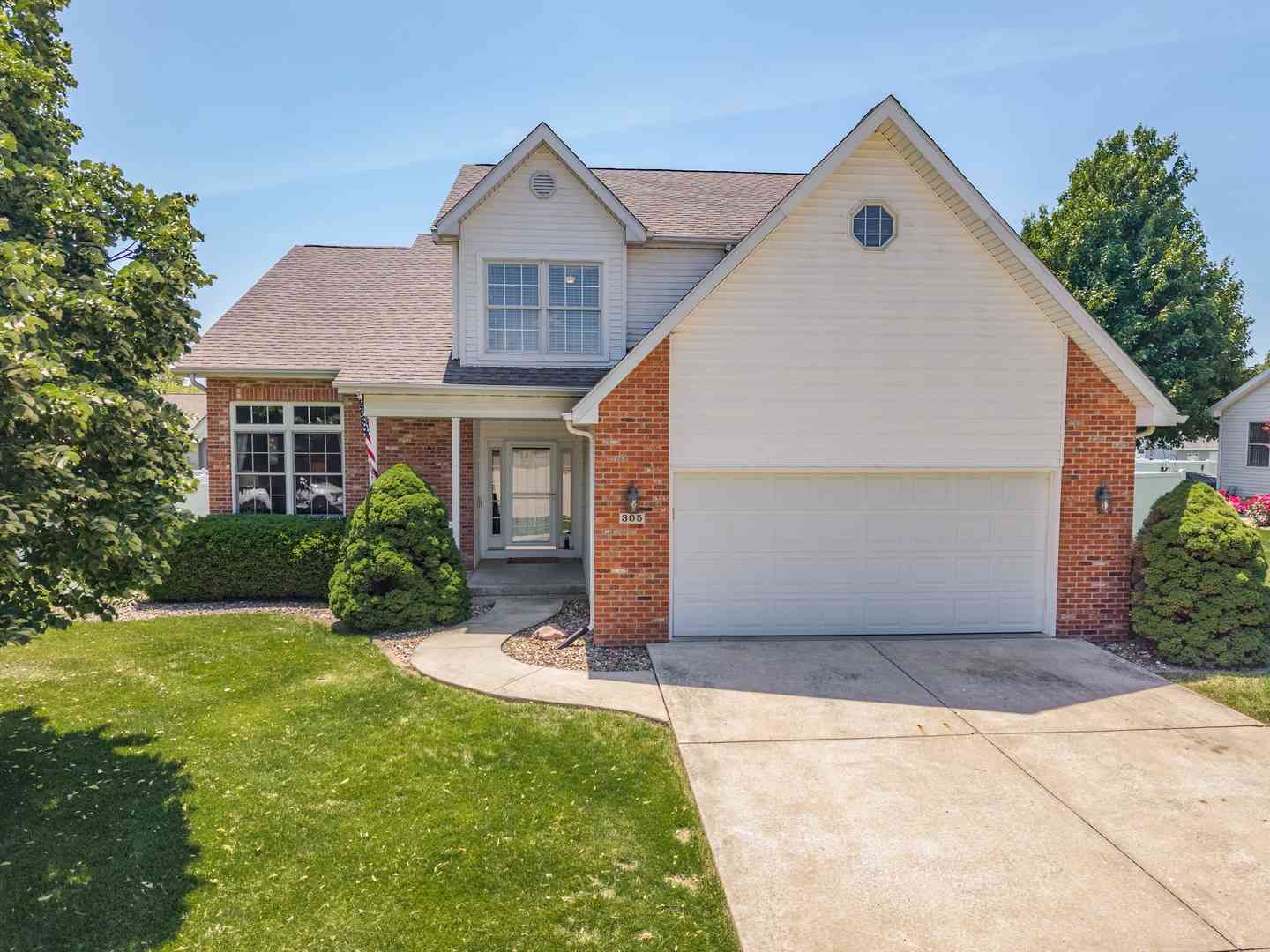 Homes For Sale - 305 Prairieview Drive<br/> Hudson, IL 61748