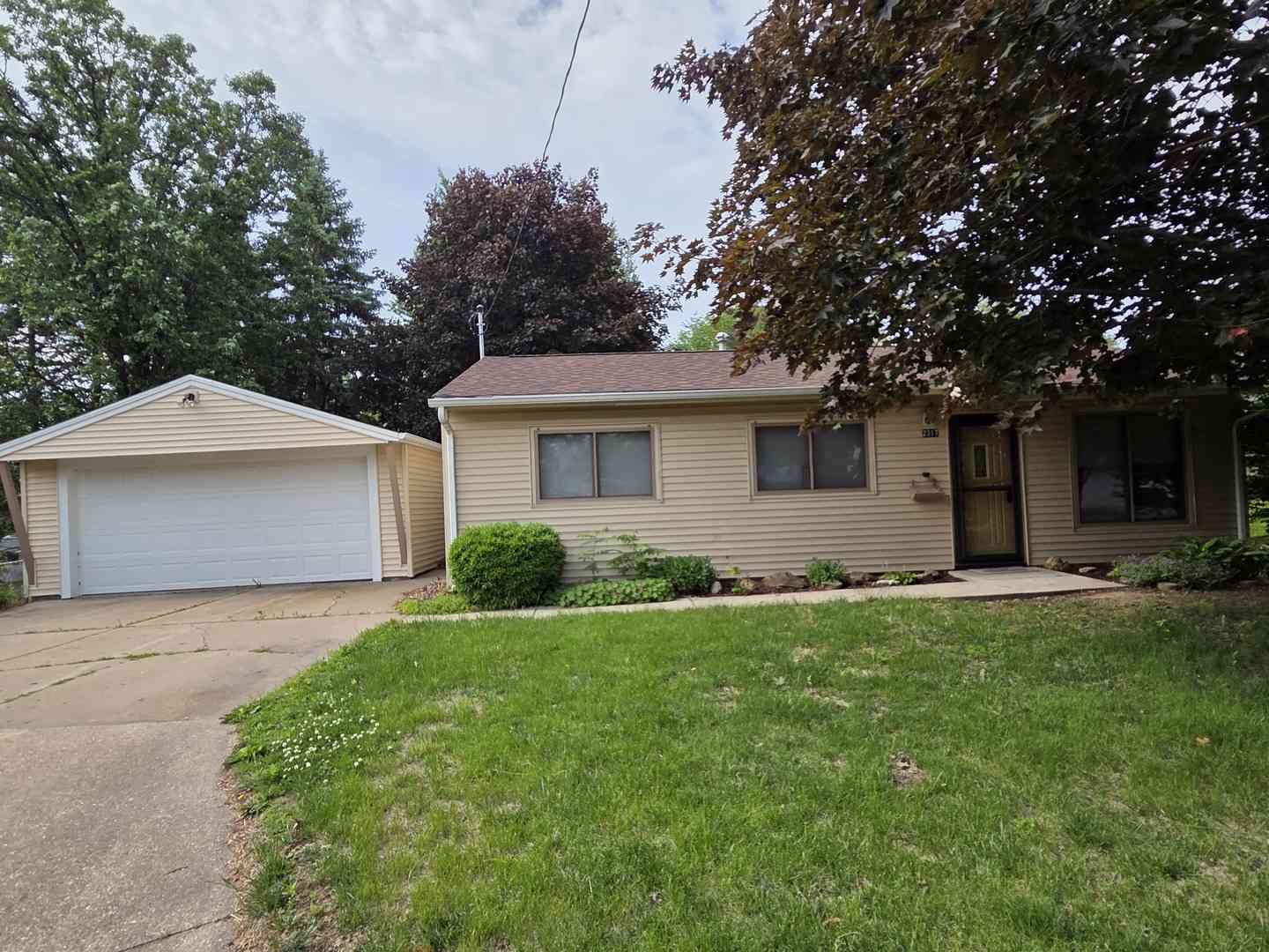 Homes For Sale - 2317 23rd Street Court<br/> Bettendorf, IA 52722