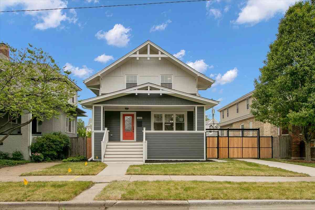 Homes For Sale - 4036 W Warwick Avenue<br/> Chicago, IL 60641