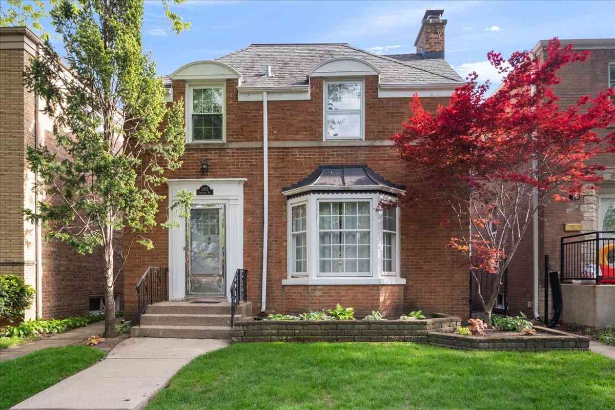 Homes For Sale - 2925 W Greenleaf Avenue<br/> Chicago, IL 60645