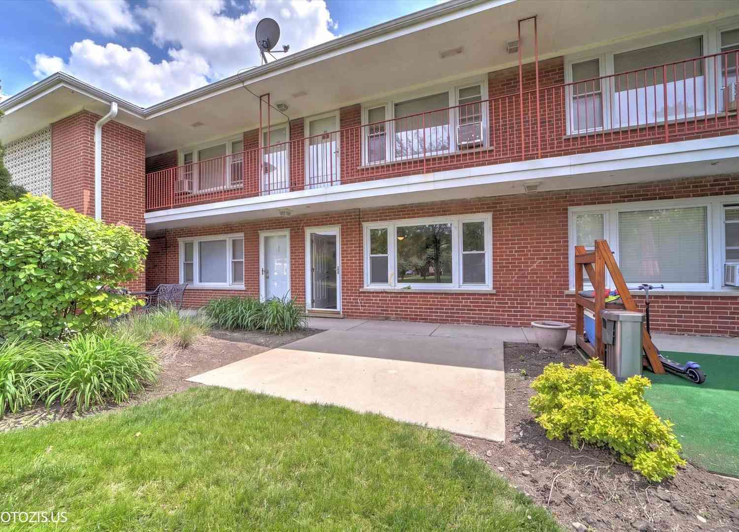 Homes For Sale - 1111 Holiday Lane #3<br/> Des Plaines, IL 60016