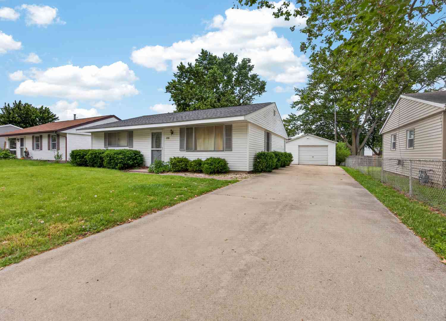 Homes For Sale - 1218 Mt Vernon Drive<br/> Mclean County, Bloomington, IL 61704