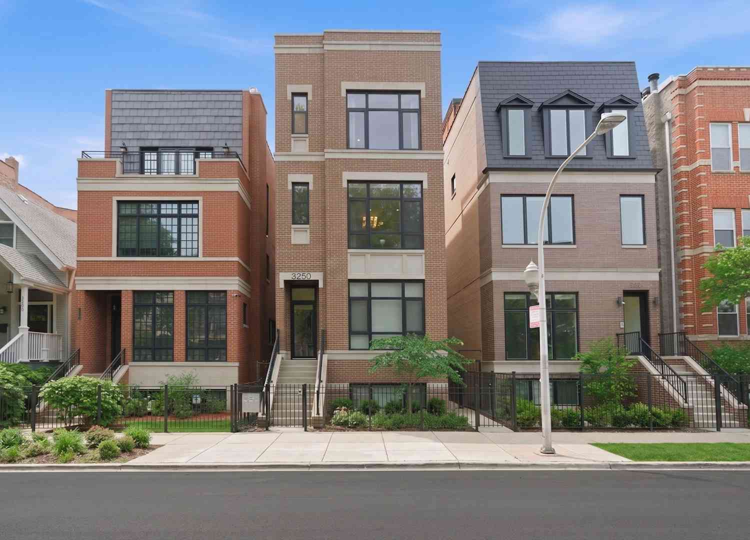 Homes For Sale - 3250 N Racine Avenue #2<br/> Chicago, IL 60657
