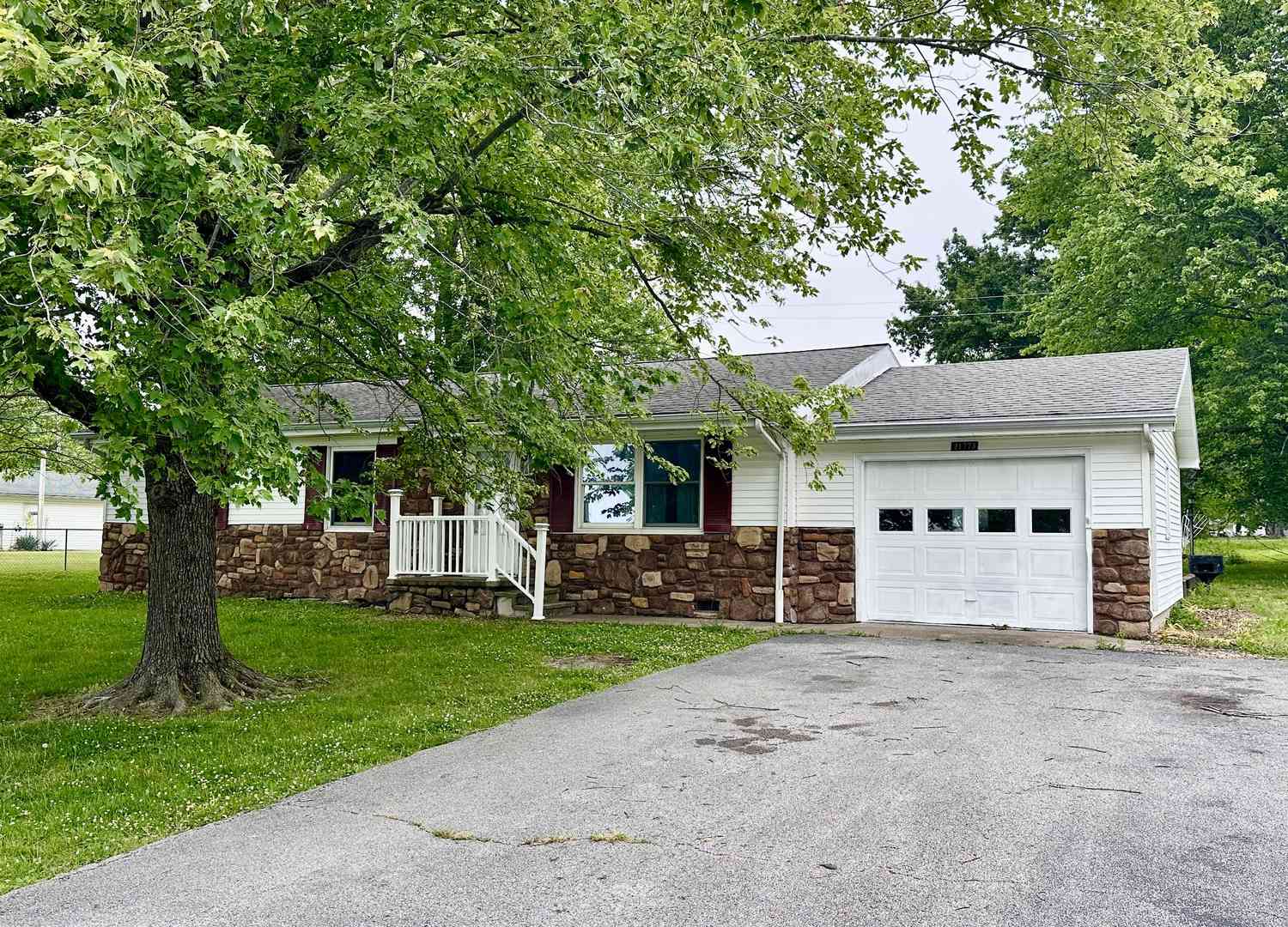 Homes For Sale - 21773 Illinois Avenue<br/> Franklin County, Thompsonville, IL 62890