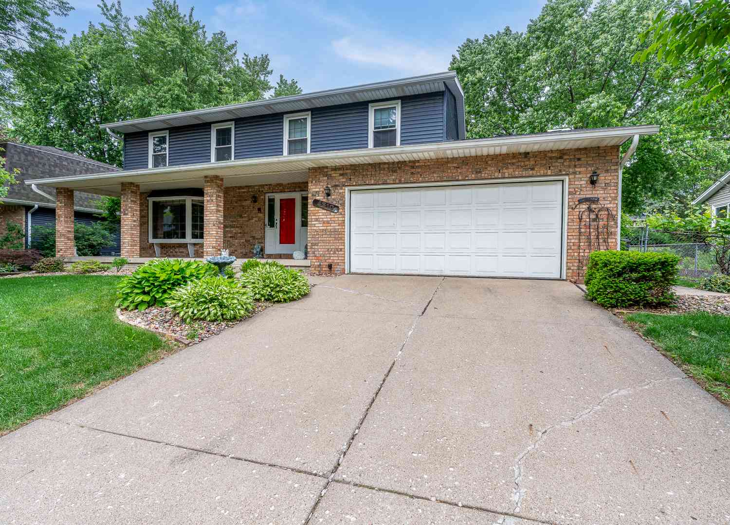 Homes For Sale - 4310 Amesbury Drive<br/> Bettendorf, IA 52722