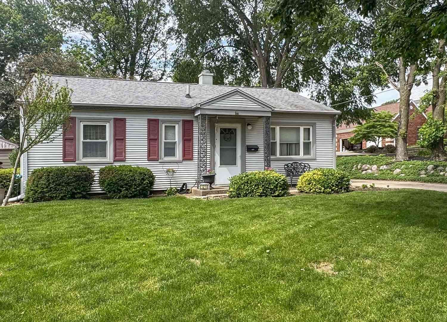 Homes For Sale - 1210 Greenlawn Drive<br/> Mclean County, Bloomington, IL 61701