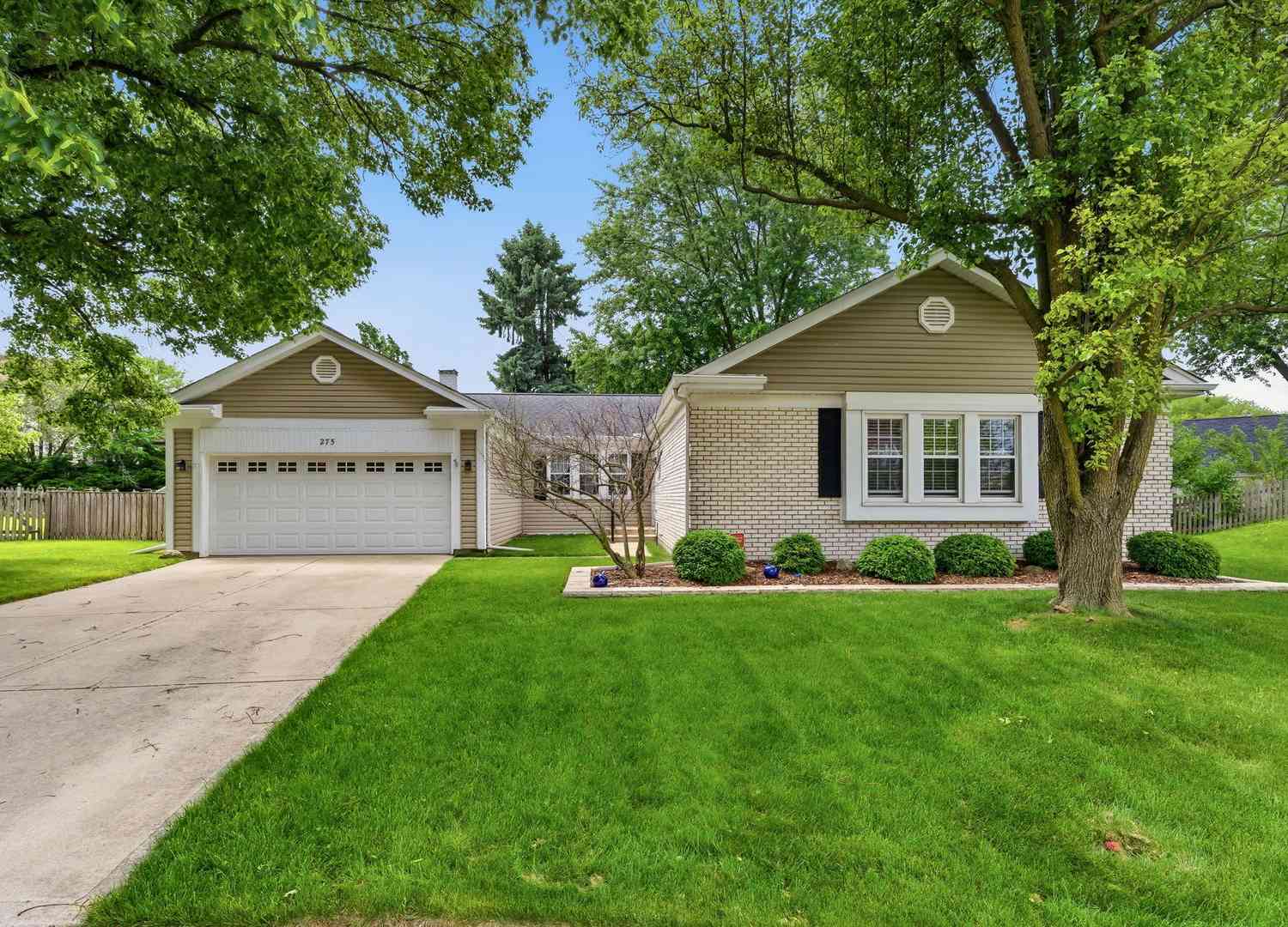 Homes For Sale - 275 Essex Court<br/> Aurora, IL 60504