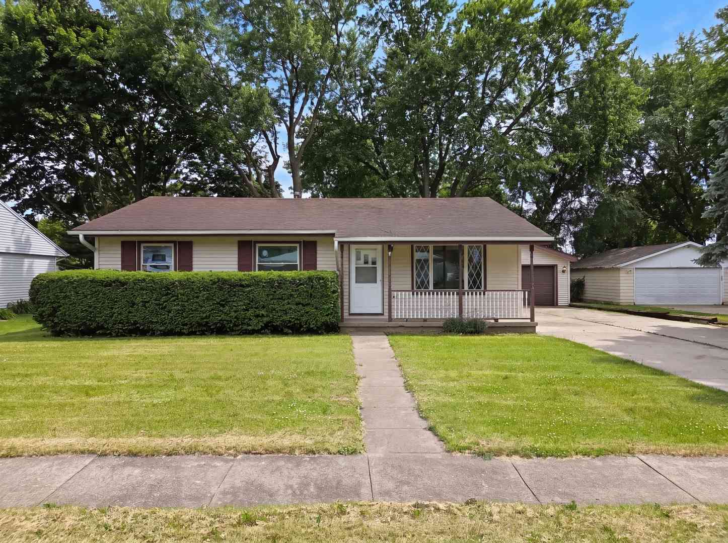 Homes For Sale - 400 Phyllis Avenue<br/> Ogle County, Rochelle, IL 61068