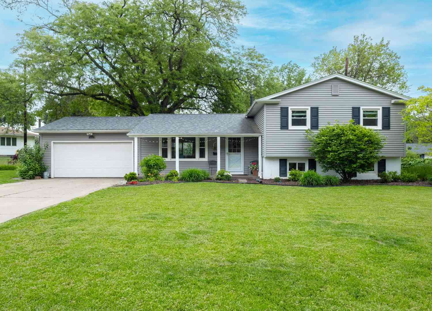 Homes For Sale - 1717 Elmwood Court<br/> Bettendorf, IA 52722