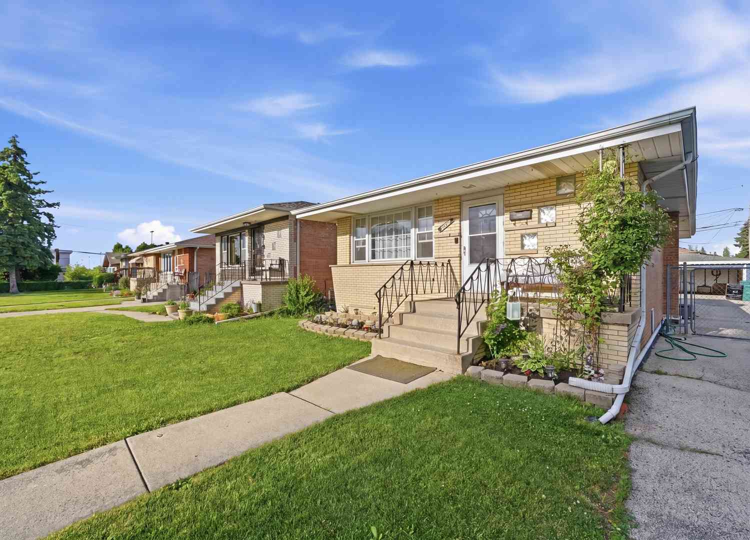 Homes For Sale - 7825 Laporte Avenue<br/> Burbank, IL 60459