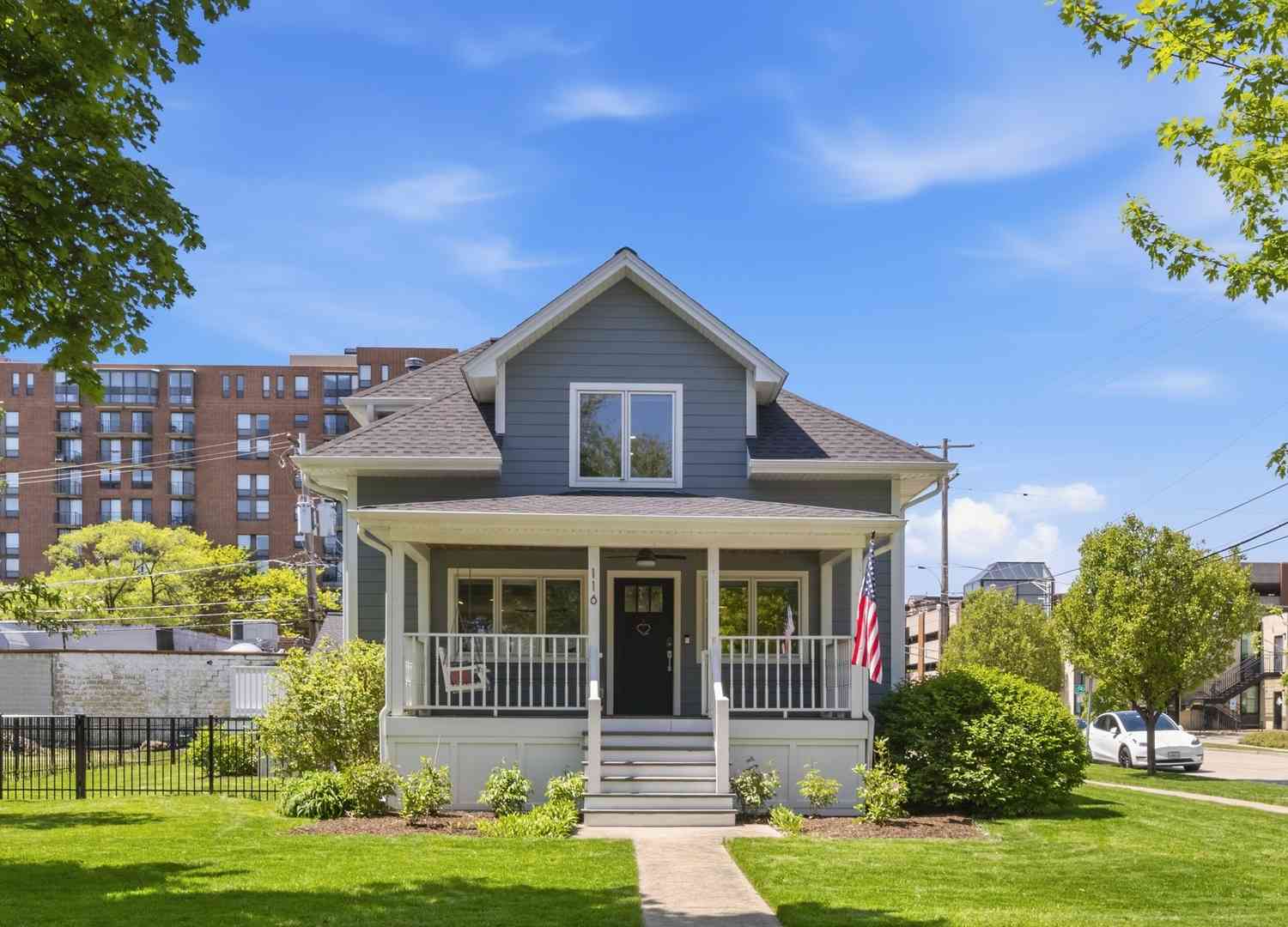 Homes For Sale - 116 N Pine Avenue<br/> Arlington Heights, IL 60004