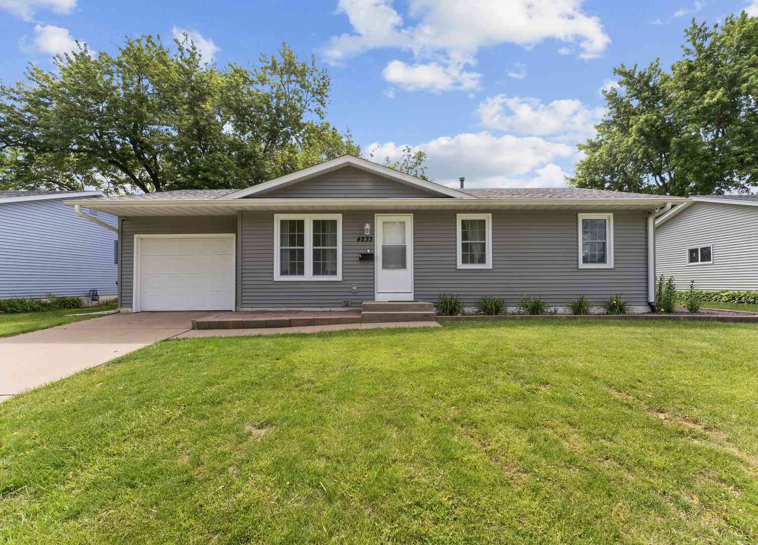 Homes For Sale - 4233 Warren Street<br/> Davenport, IA 52806