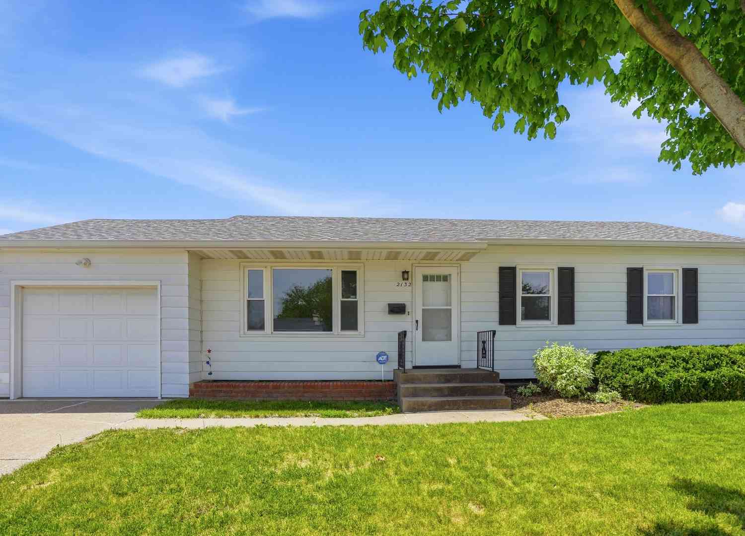 Homes For Sale - 2132 N Elsie Avenue<br/> Davenport, IA 52804