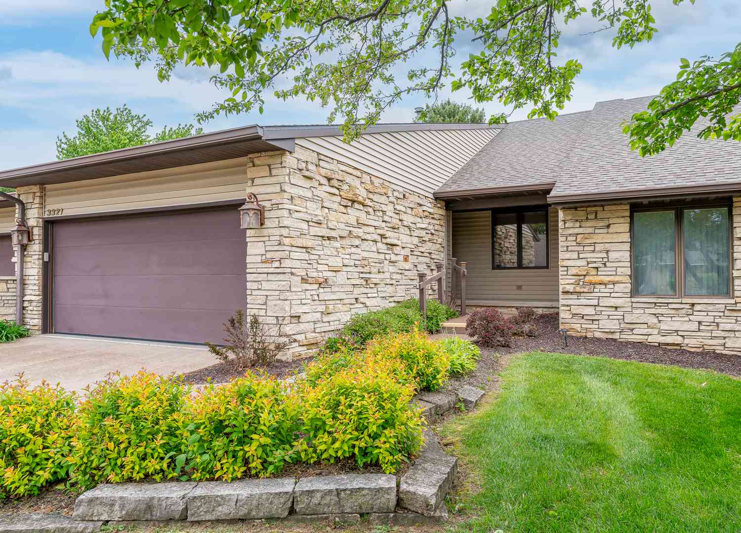 Homes For Sale - 3321 E Ridge Place<br/> Bettendorf, IA 52722