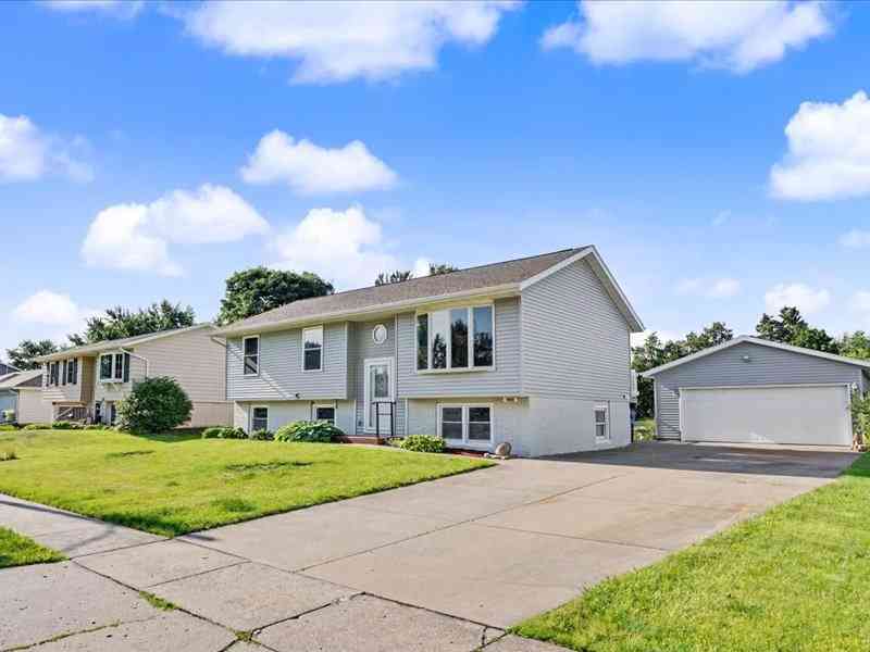 Homes For Sale - 1895 Tam O Shanter Drive<br/> Bettendorf, IA 52722