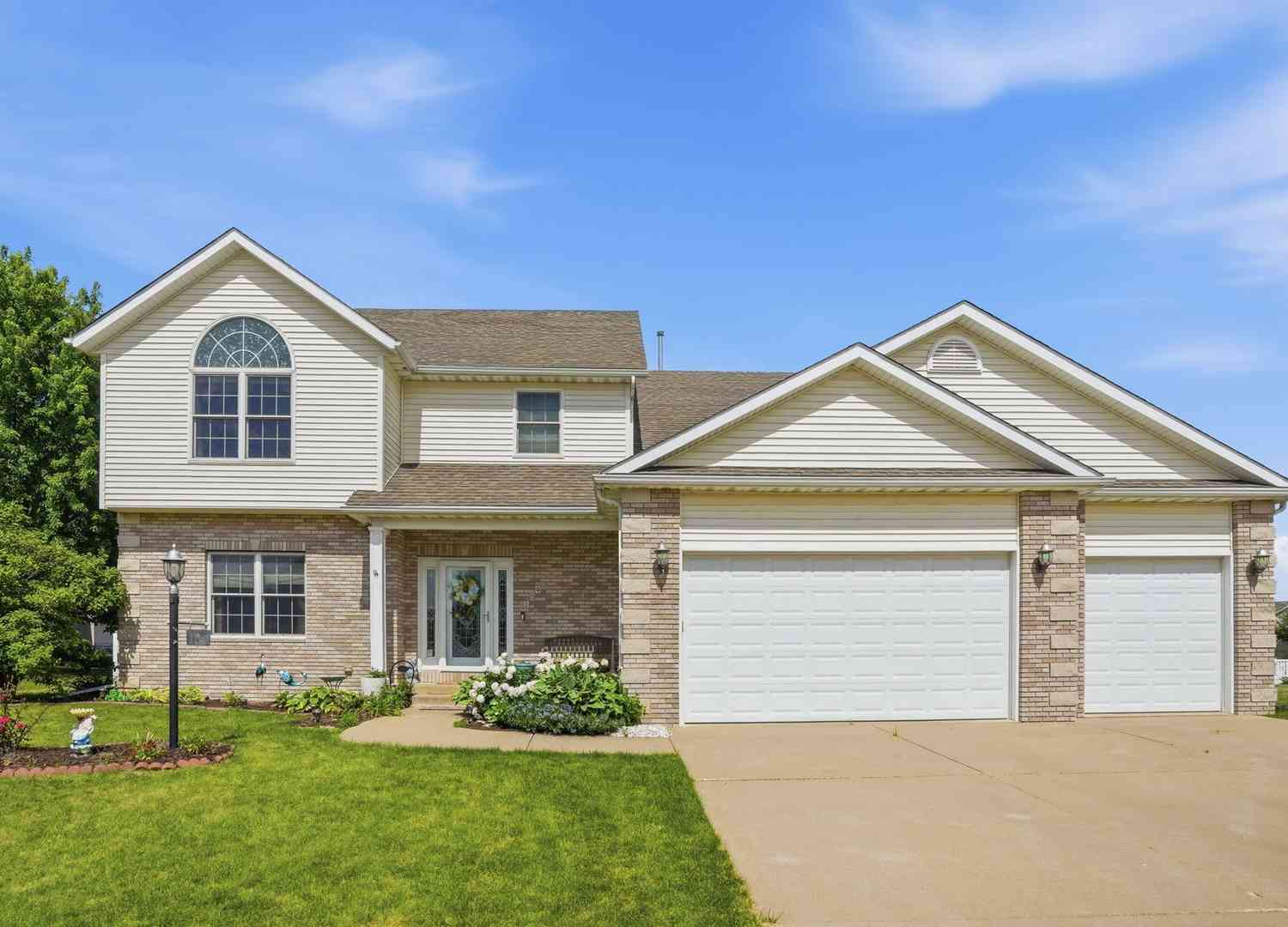 Homes For Sale - 104 Park View Drive<br/> Eldridge, IA 52748