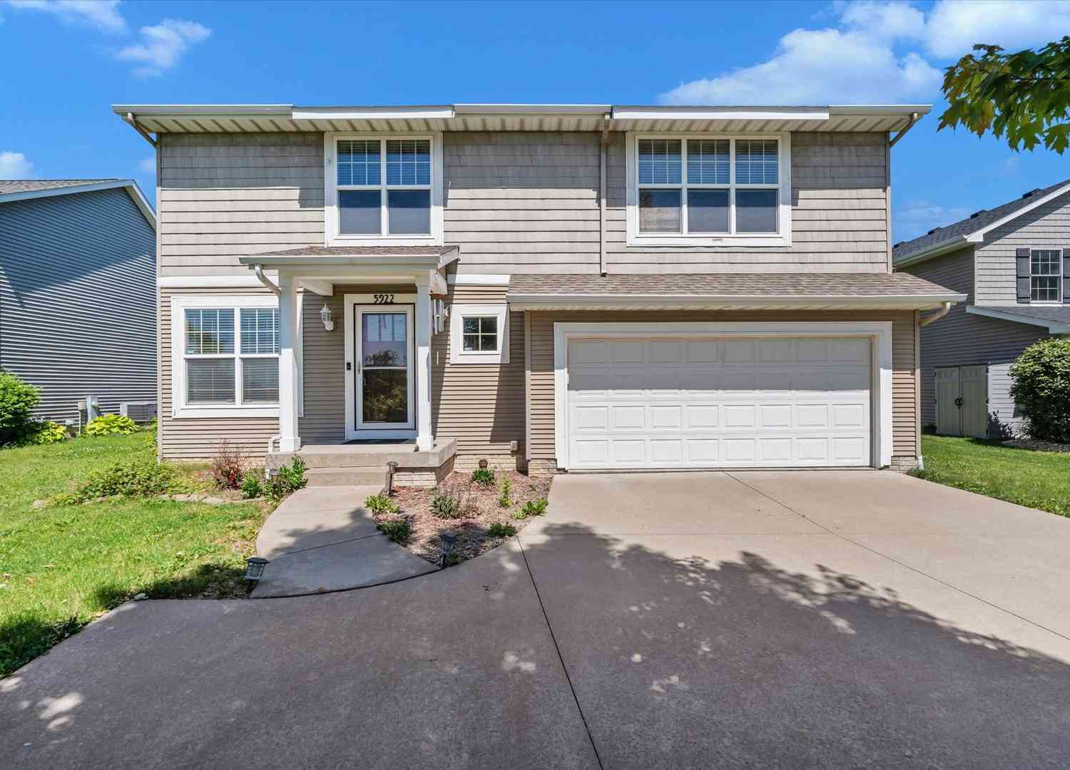 Homes For Sale - 5922 Valley Drive<br/> Bettendorf, IA 52722