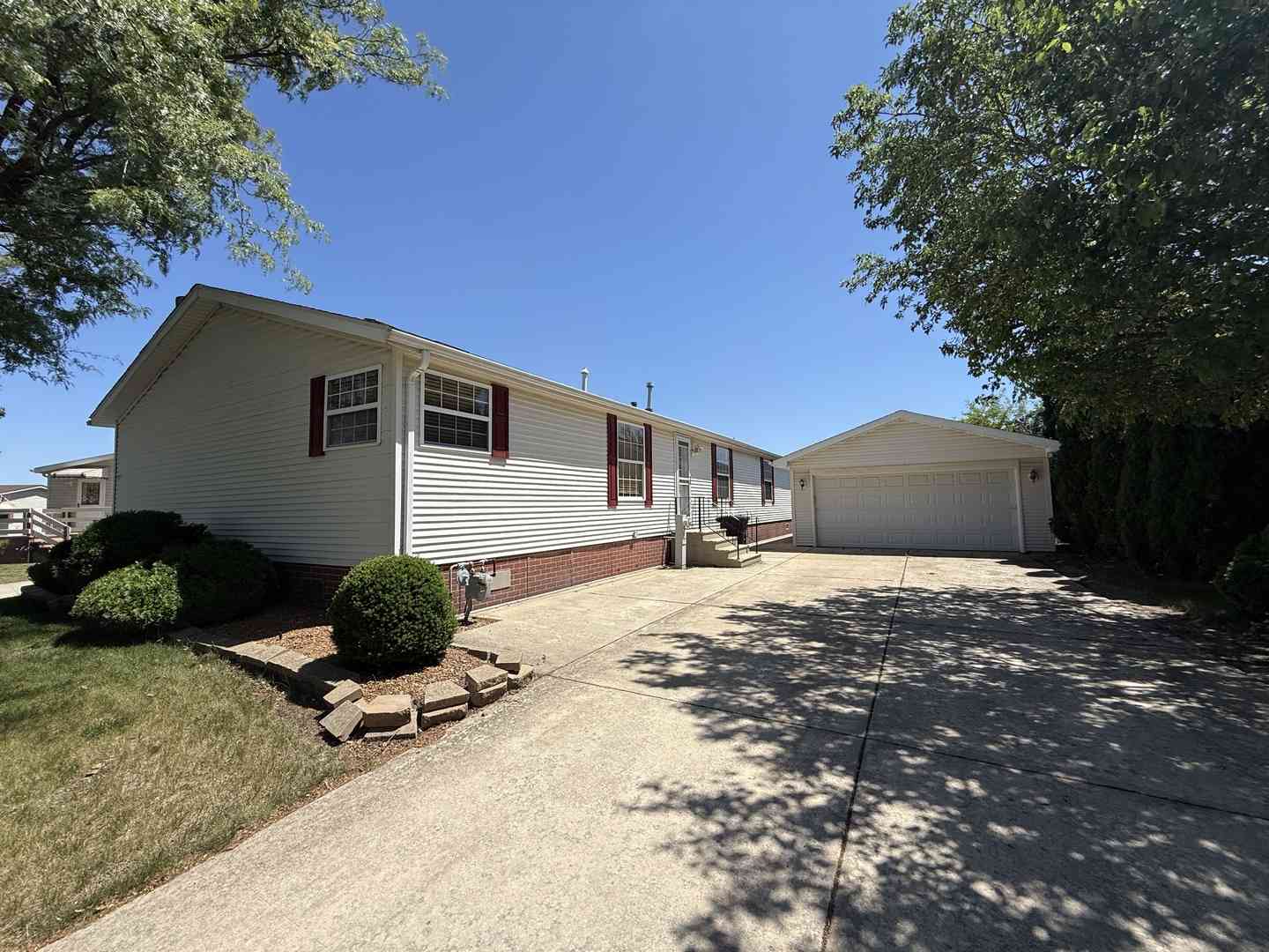 Mobile Home For Sale - 923 Apple Lane<br/> Manteno, IL 60950