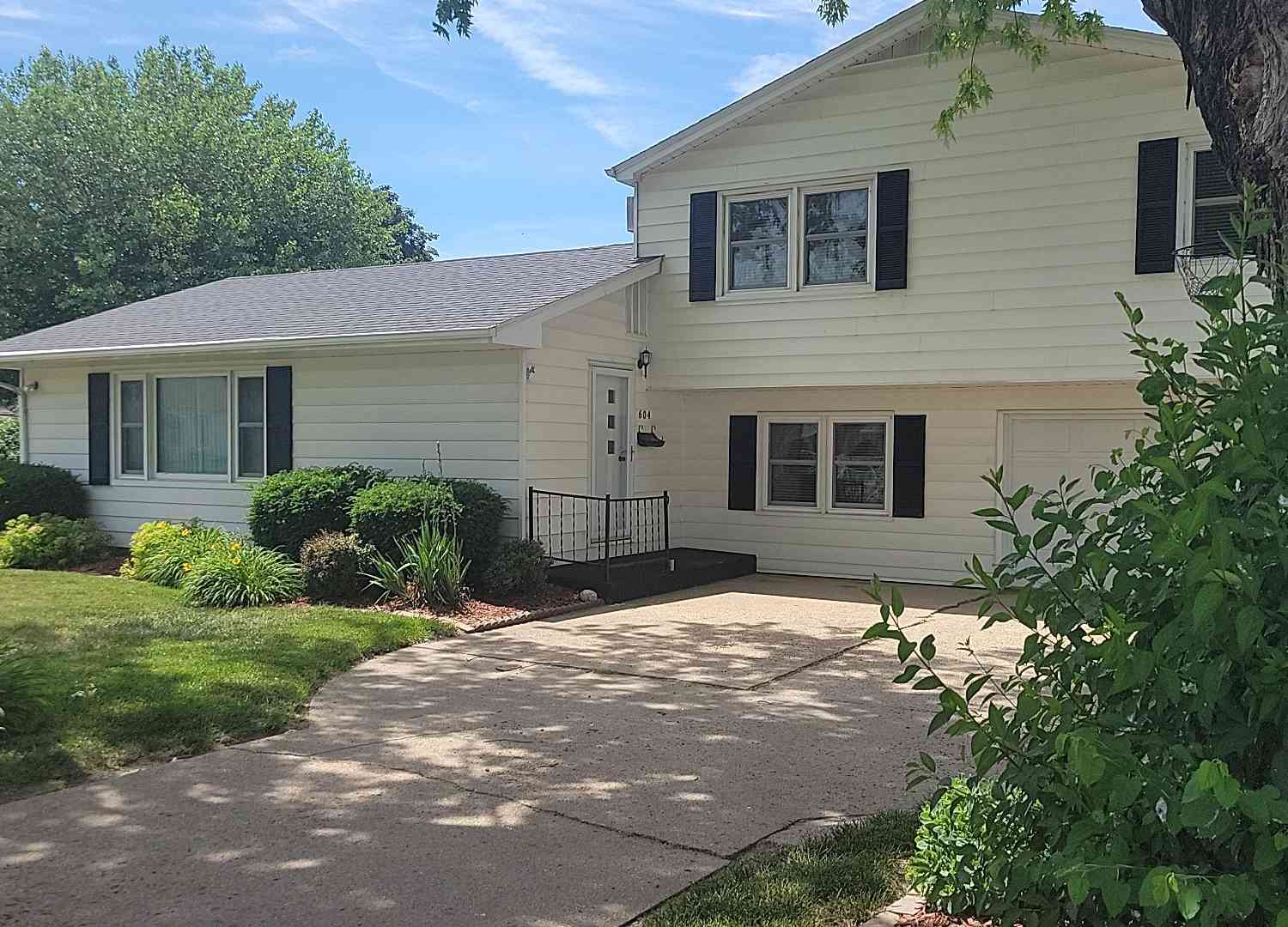 Homes For Sale - 604 N 4th Street<br/> Clinton, IA 52732