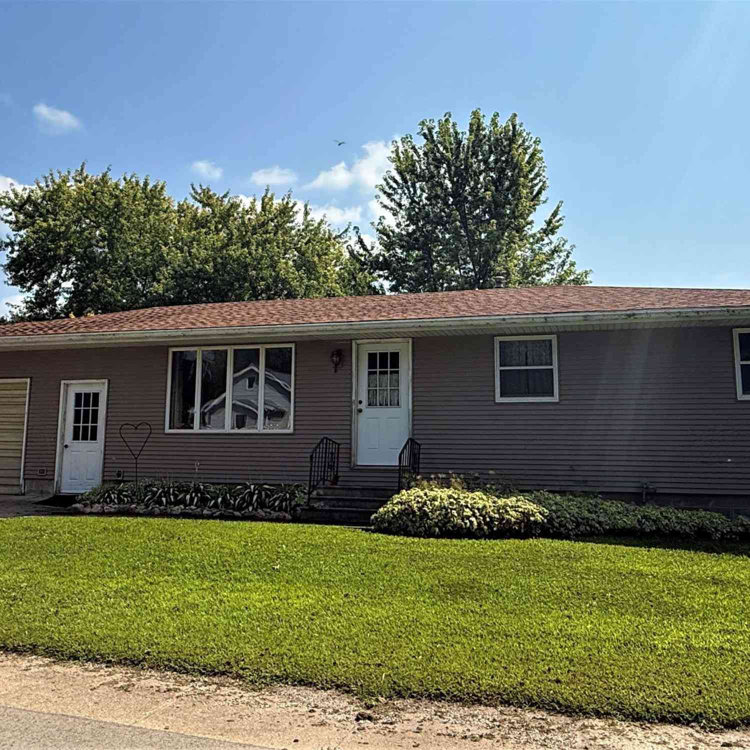 Homes For Sale - 312 6th Avenue<br/> Swea City, IA 50590