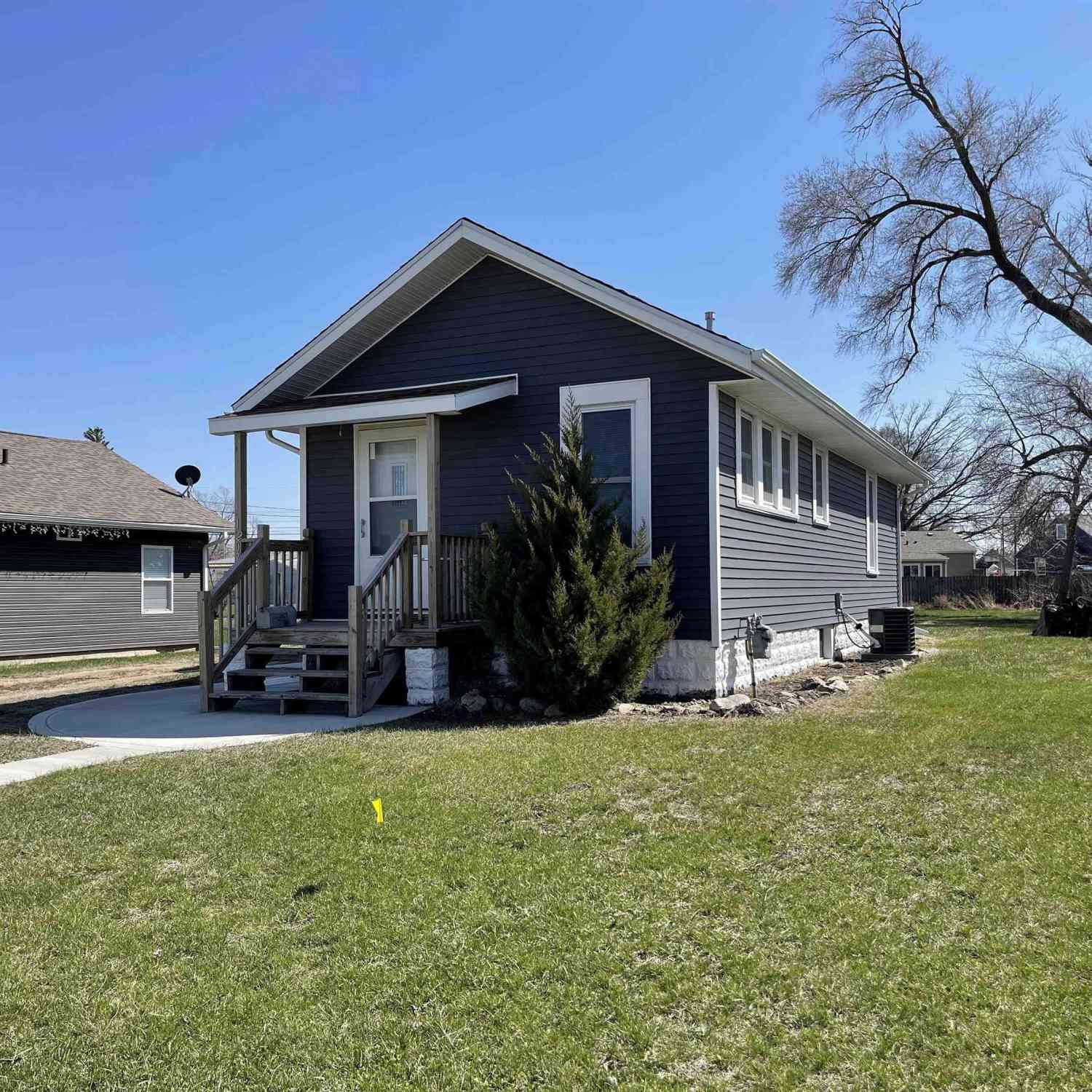 Homes For Sale - 1207 E Boone Street<br/> Marshall County, Marshalltown, IA 50158
