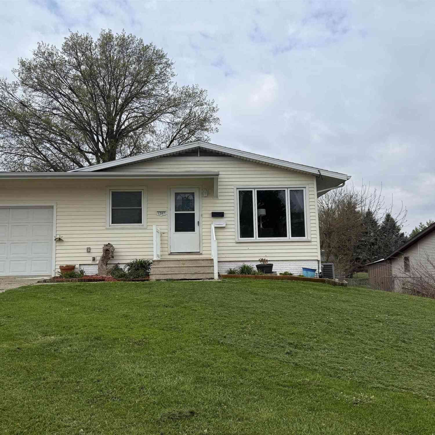 Homes For Sale - 1207 Glenwood Terrace<br/> Marshall County, Marshalltown, IA 50158