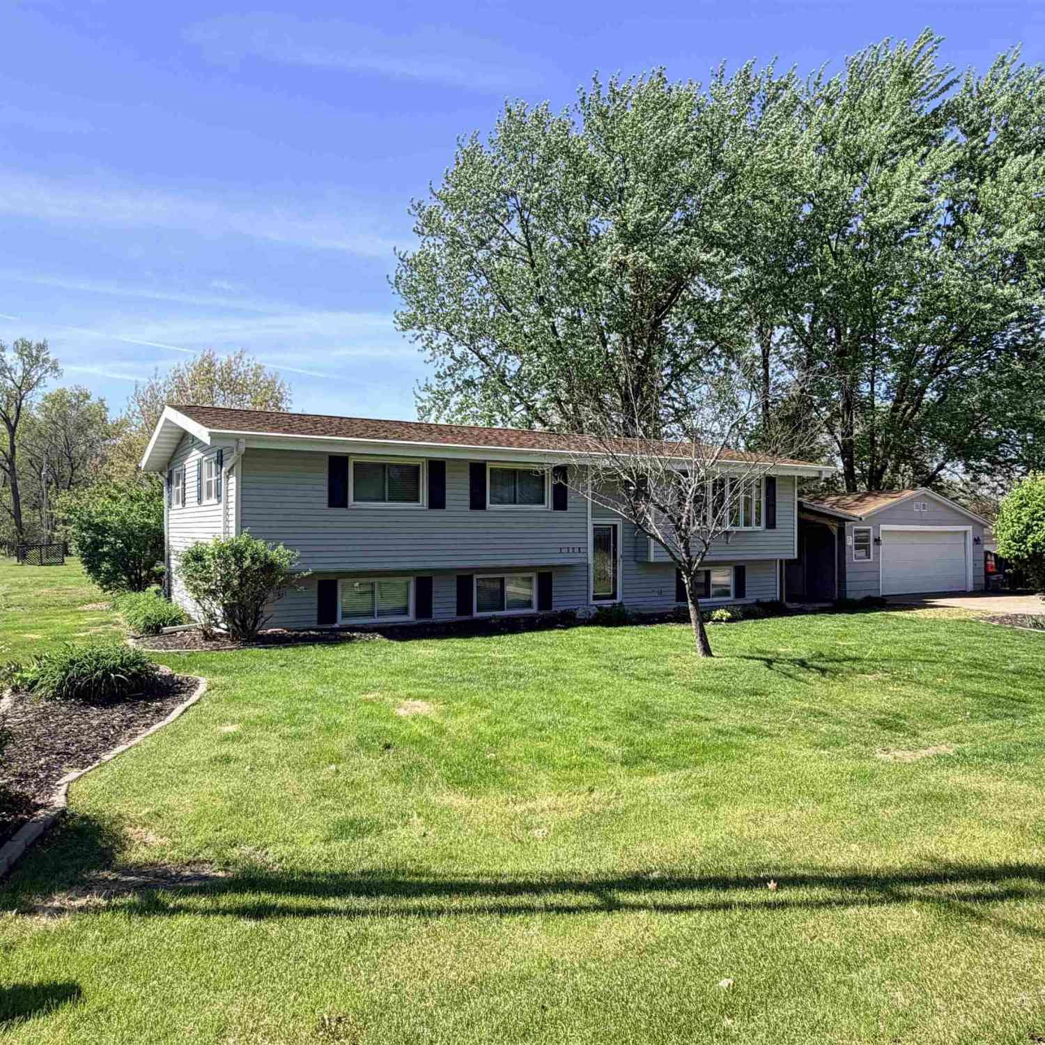 Homes For Sale - 3308 W Jefferson Avenue<br/> Fairfield, IA 52556