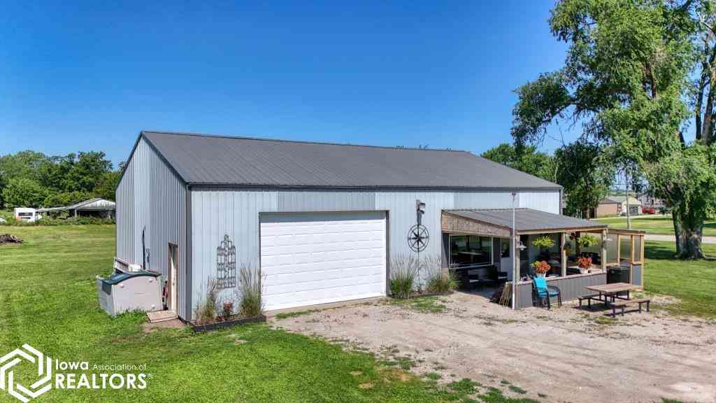 Homes For Sale - 407 W Pleasant<br/> Cincinnati, IA 52549