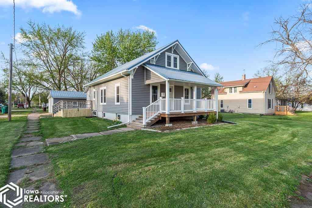 Homes For Sale - 410 W Chestnut Street<br/> Davis County, Bloomfield, IA 52537
