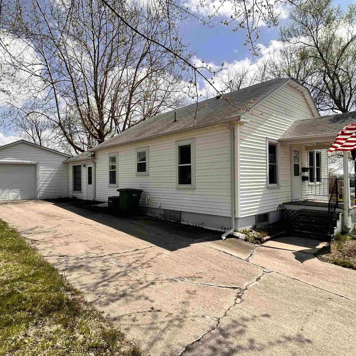 Homes For Sale - 403 S Washington Street<br/> Davis County, Bloomfield, IA 52536