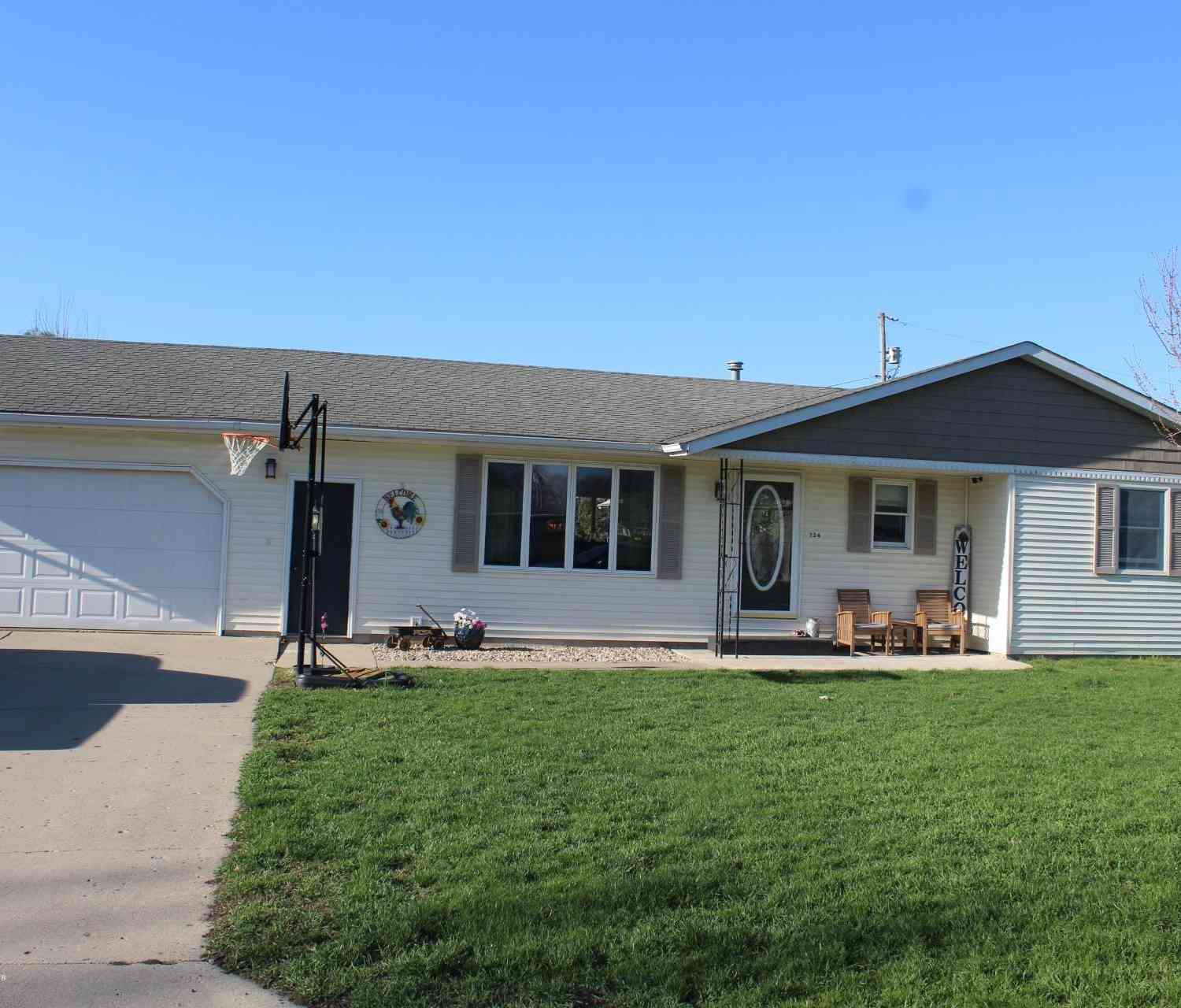 Homes For Sale - 224 W 9th Street<br/> Hancock County, Kanawha, IA 50447