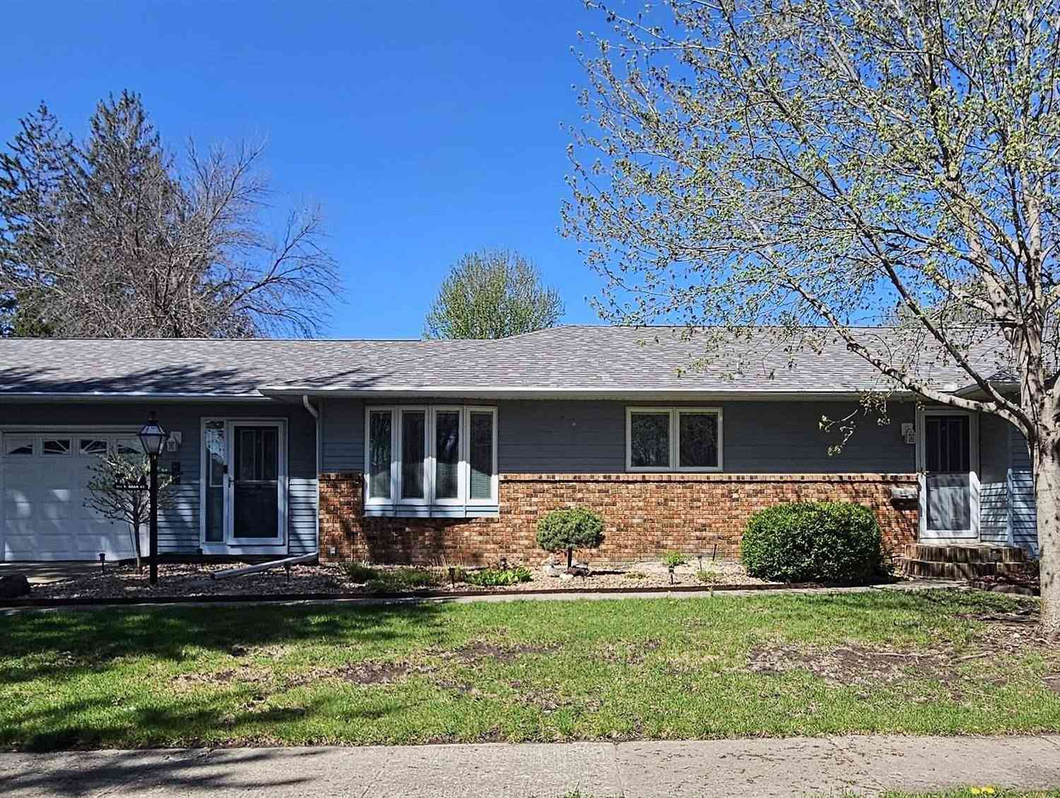Homes For Sale - 204 S Roan Street<br/> Kossuth County, Algona, IA 50511