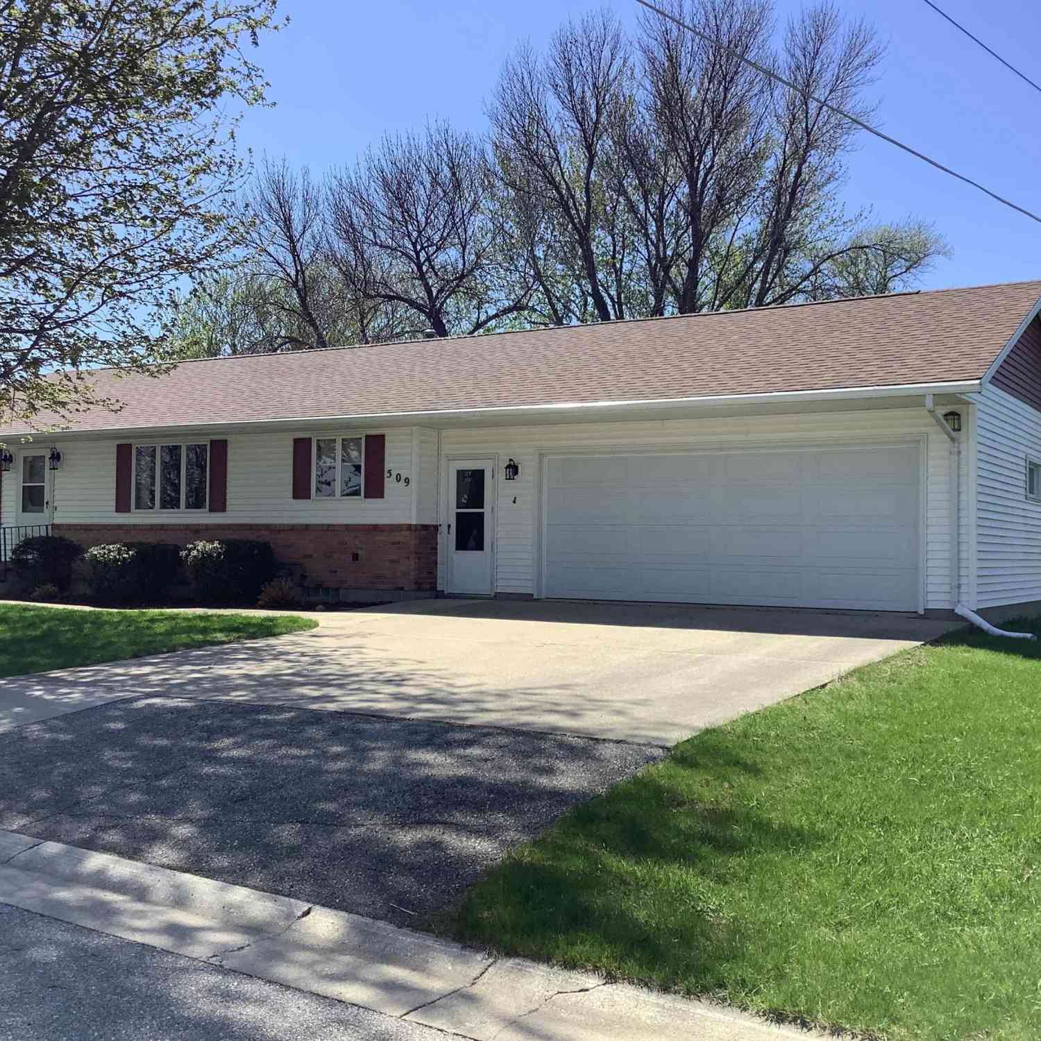 Homes For Sale - 509 SW 2nd Street<br/> Winnebago County, Buffalo Center, IA 50424
