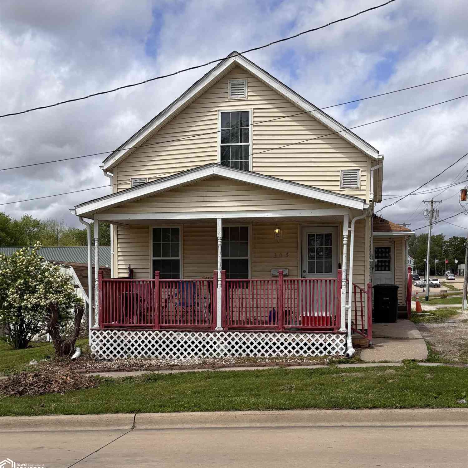 Homes For Sale - 305 W Clay Street<br/> Mount Pleasant, IA 52641