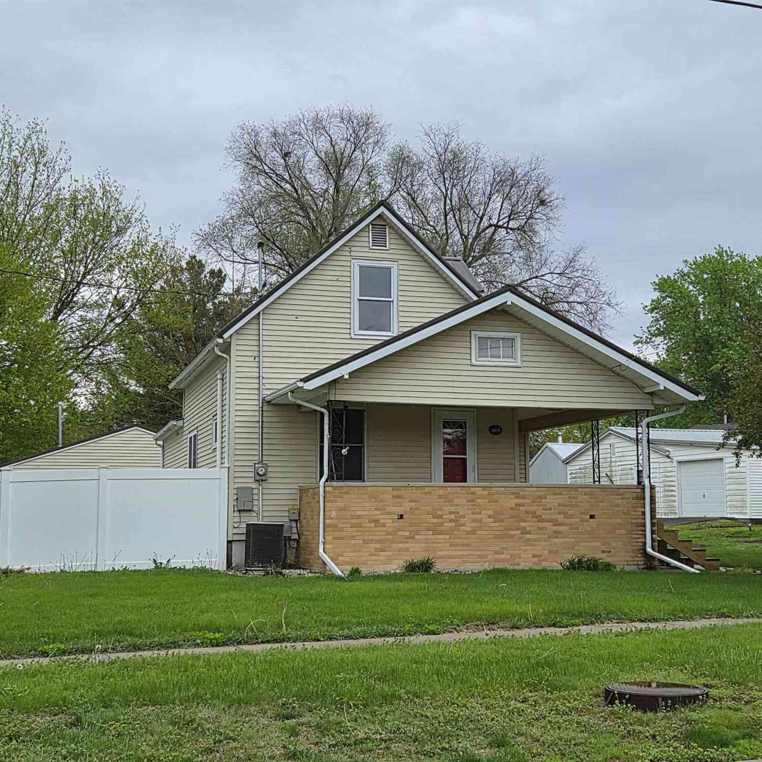 Homes For Sale - 712 N H Street<br/> Mahaska County, Oskaloosa, IA 52577