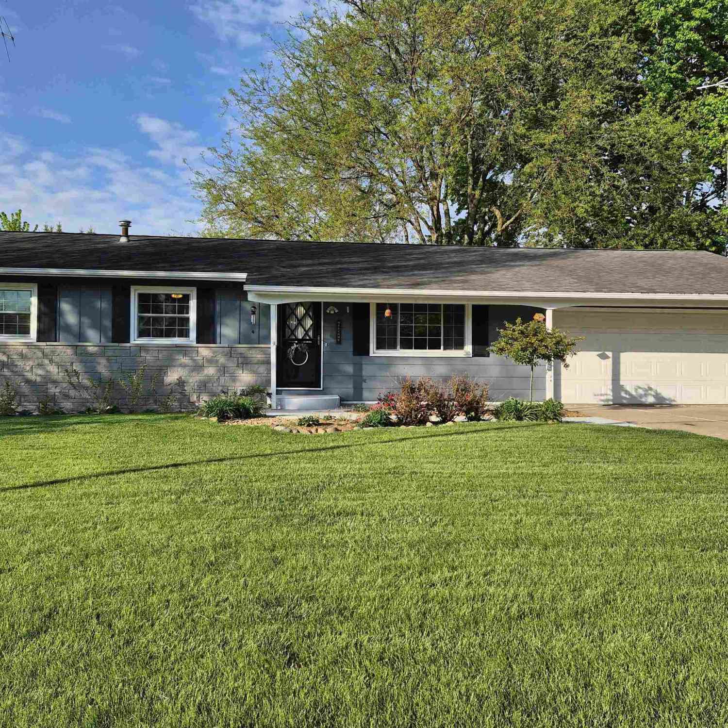 Homes For Sale - 1141 Clearview Drive<br/> Mahaska County, Oskaloosa, IA 52577