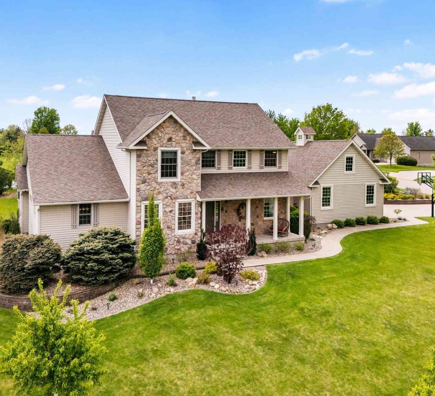 Homes For Sale - 1402 Ridgeview Court<br/> Washington, IA 52353