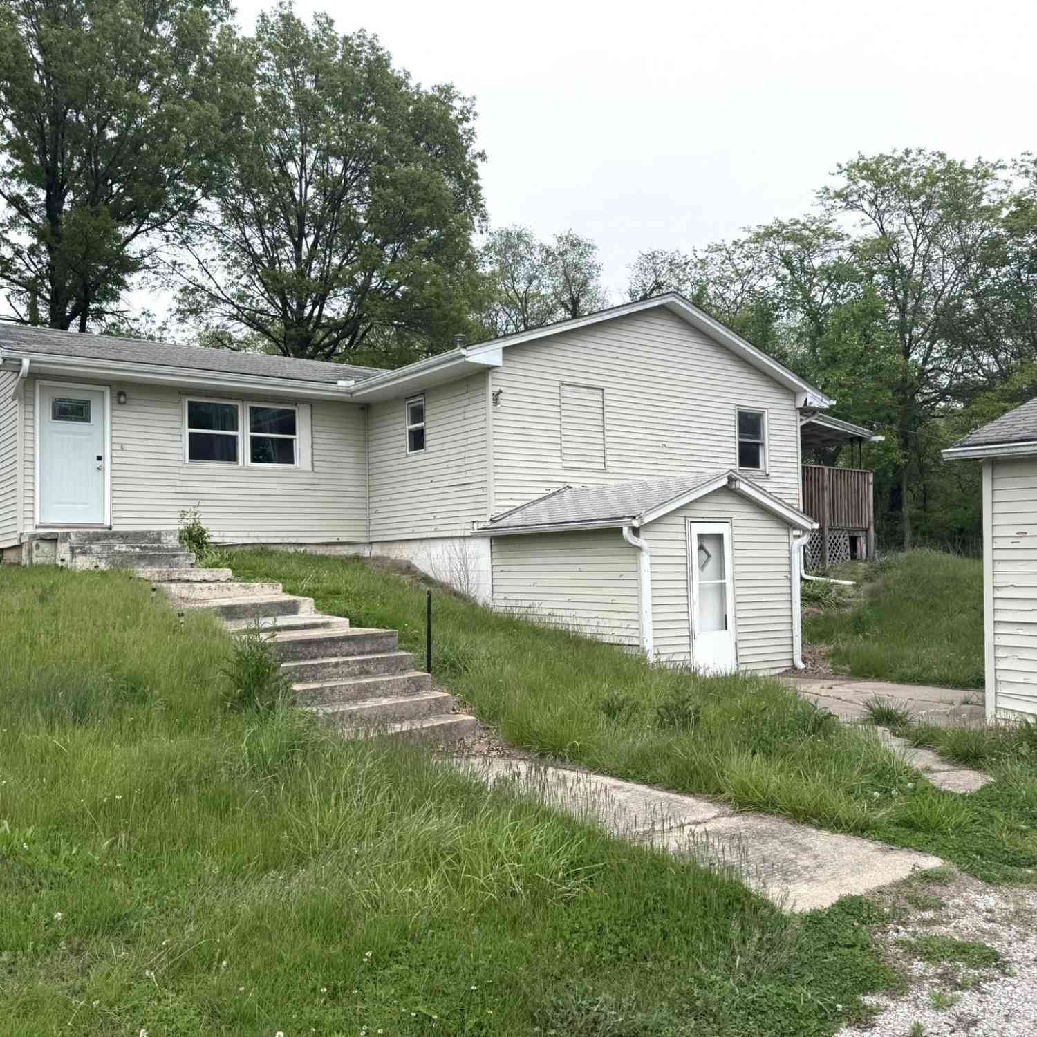 Homes For Sale - 18556 Highway 5<br/> Centerville, IA 52544