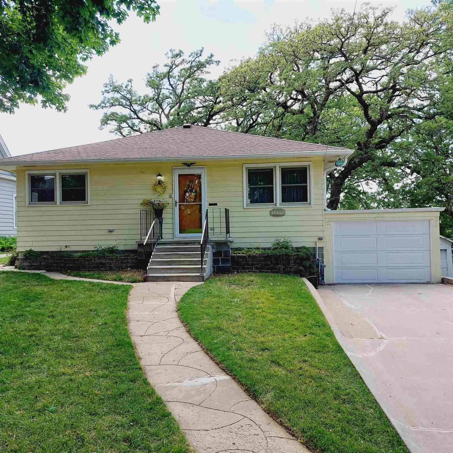 Homes For Sale - 407 S 6th Street<br/> Montgomery County, Red Oak, IA 51566