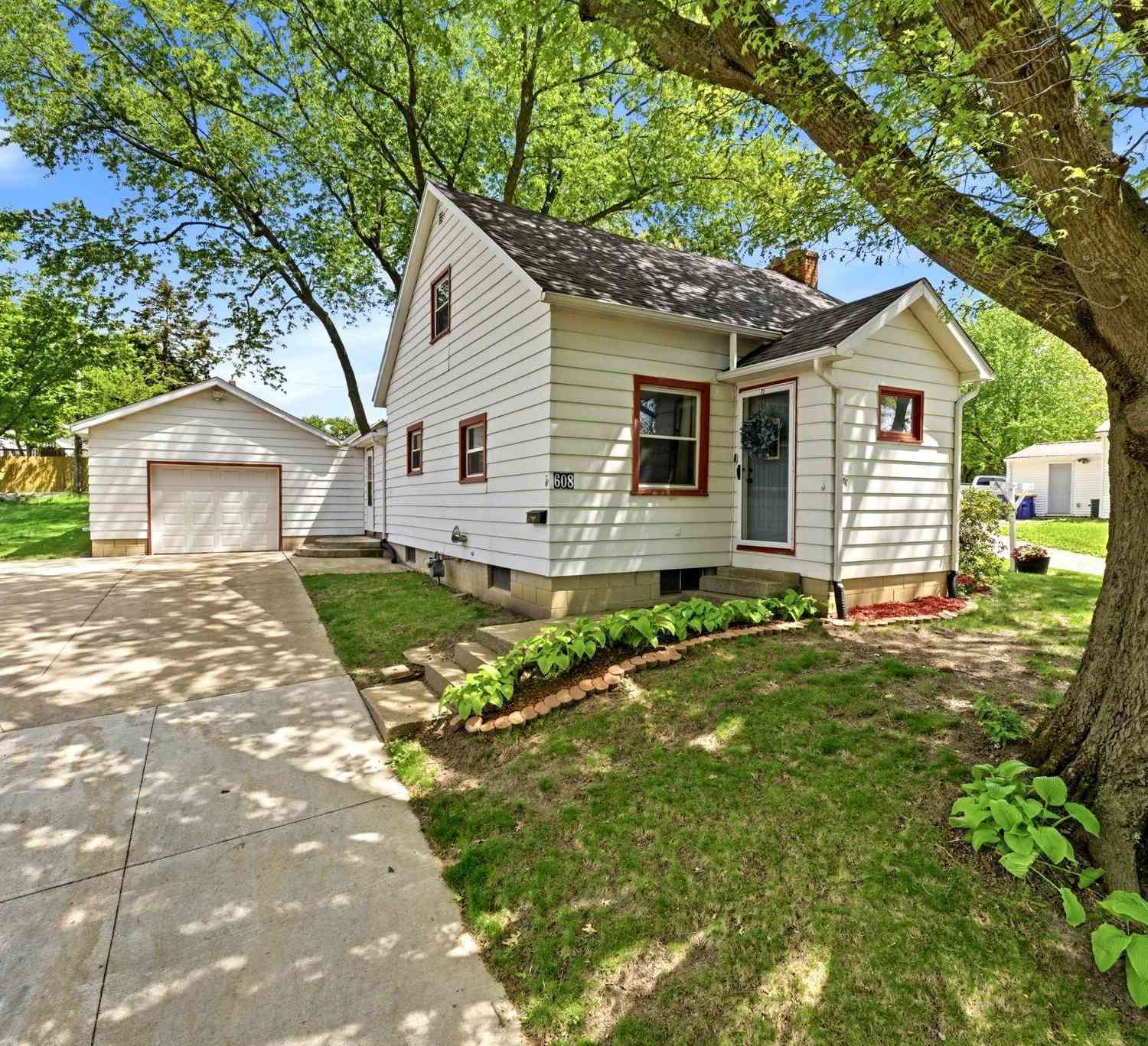 Homes For Sale - 608 S Ave B<br/> Washington, IA 52353