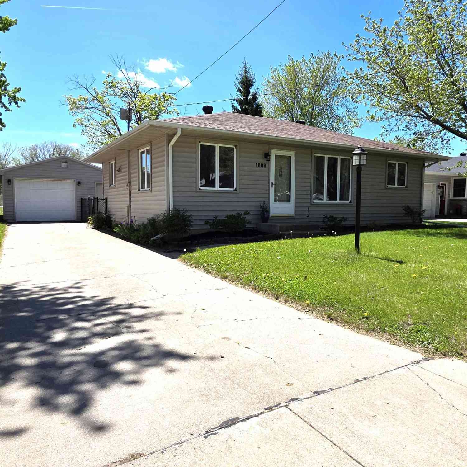 Homes For Sale - 1008 18th Avenue<br/> Floyd County, Charles City, IA 50616