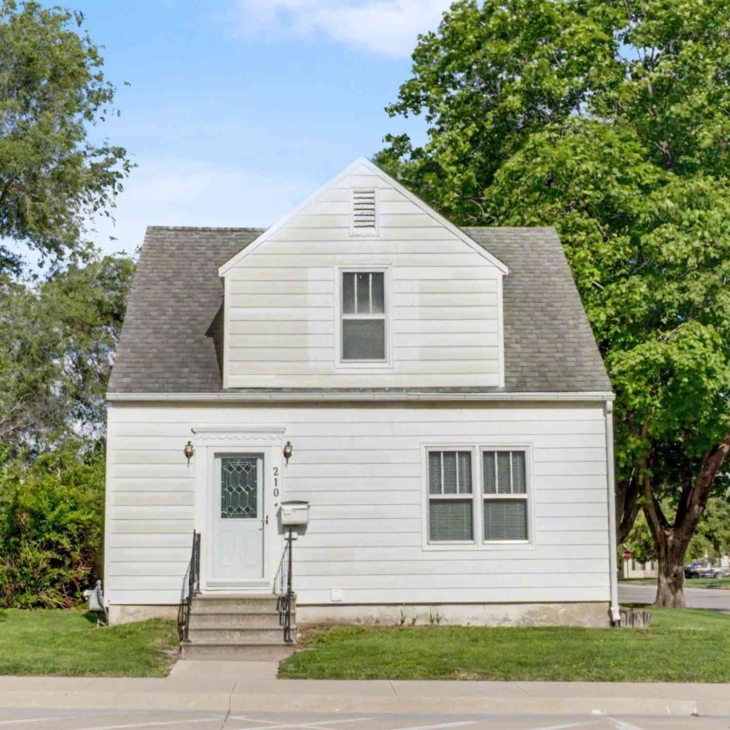 Homes For Sale - 210 S Jefferson St.<br/> Henry County, Mount Pleasant, IA 52641