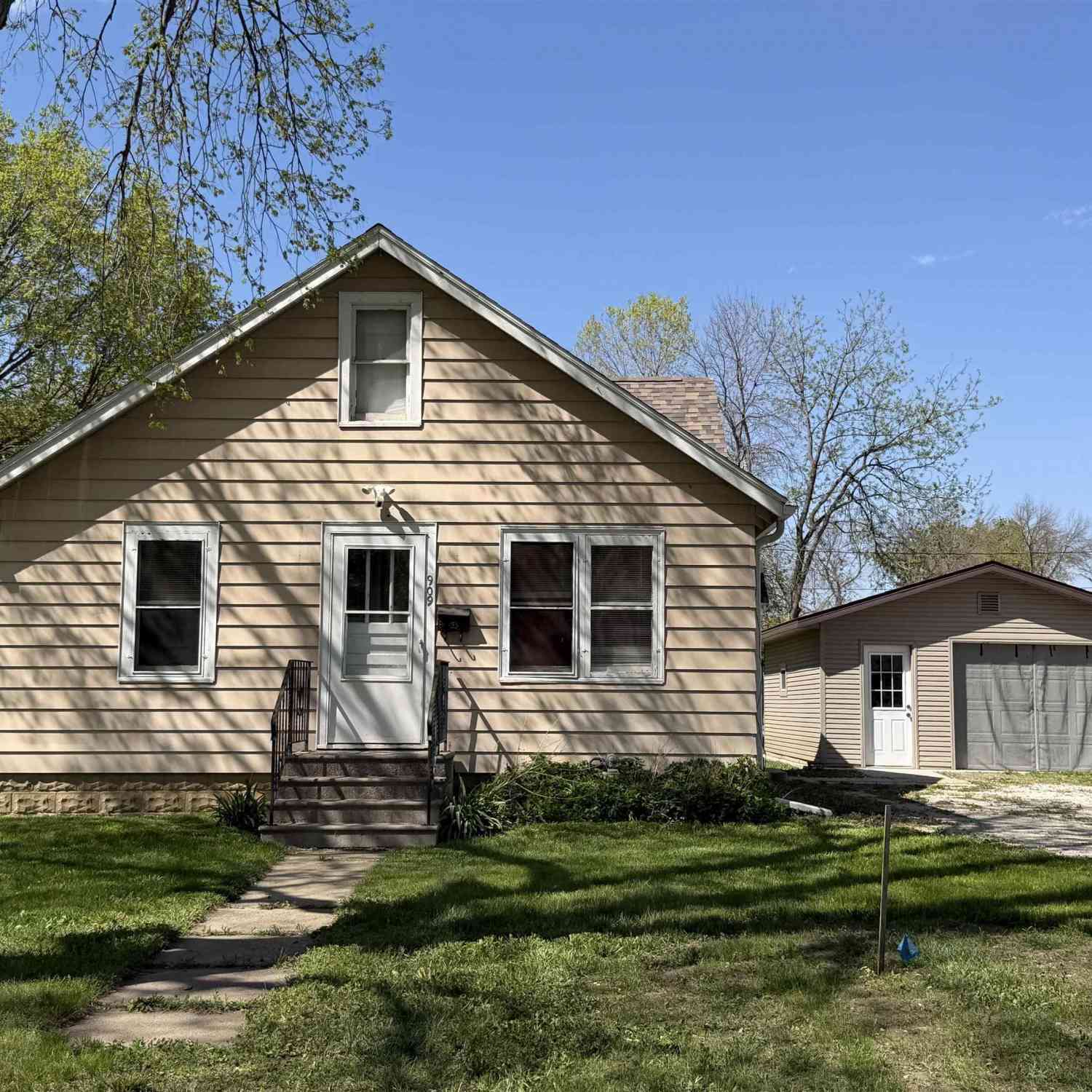 Homes For Sale - 909 4th Avenue North<br/> Humboldt, IA 50548