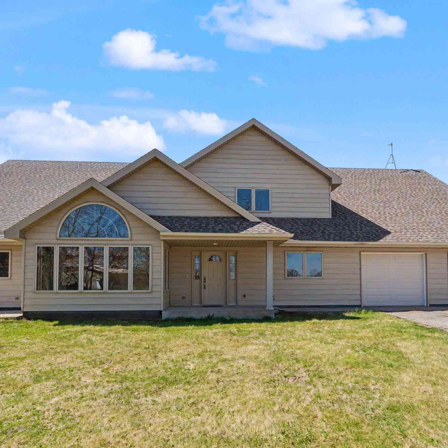Homes For Sale - 4224 20th Street<br/> Grinnell, IA 50112