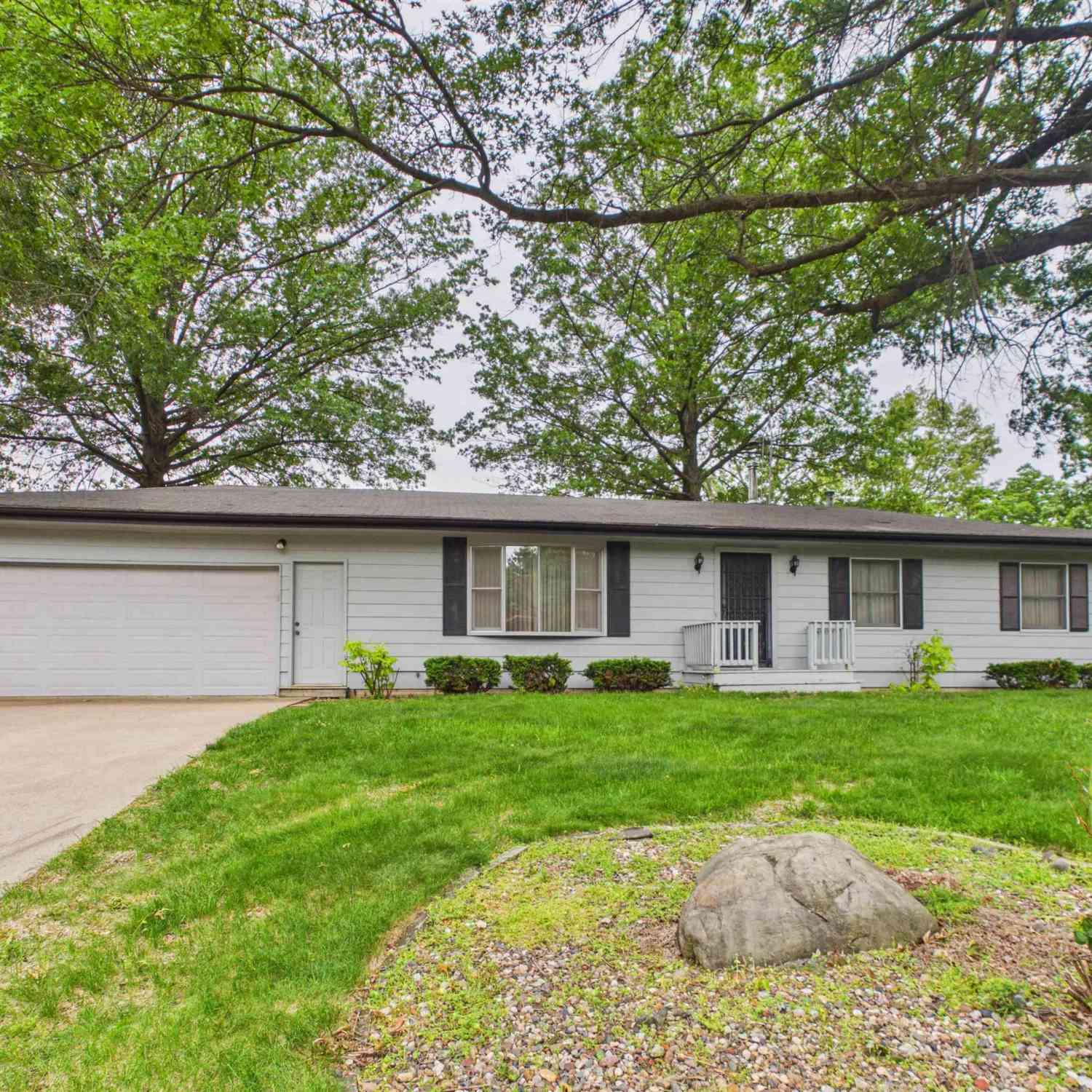 Homes For Sale - 1608 B Avenue<br/> Mahaska County, Oskaloosa, IA 52577