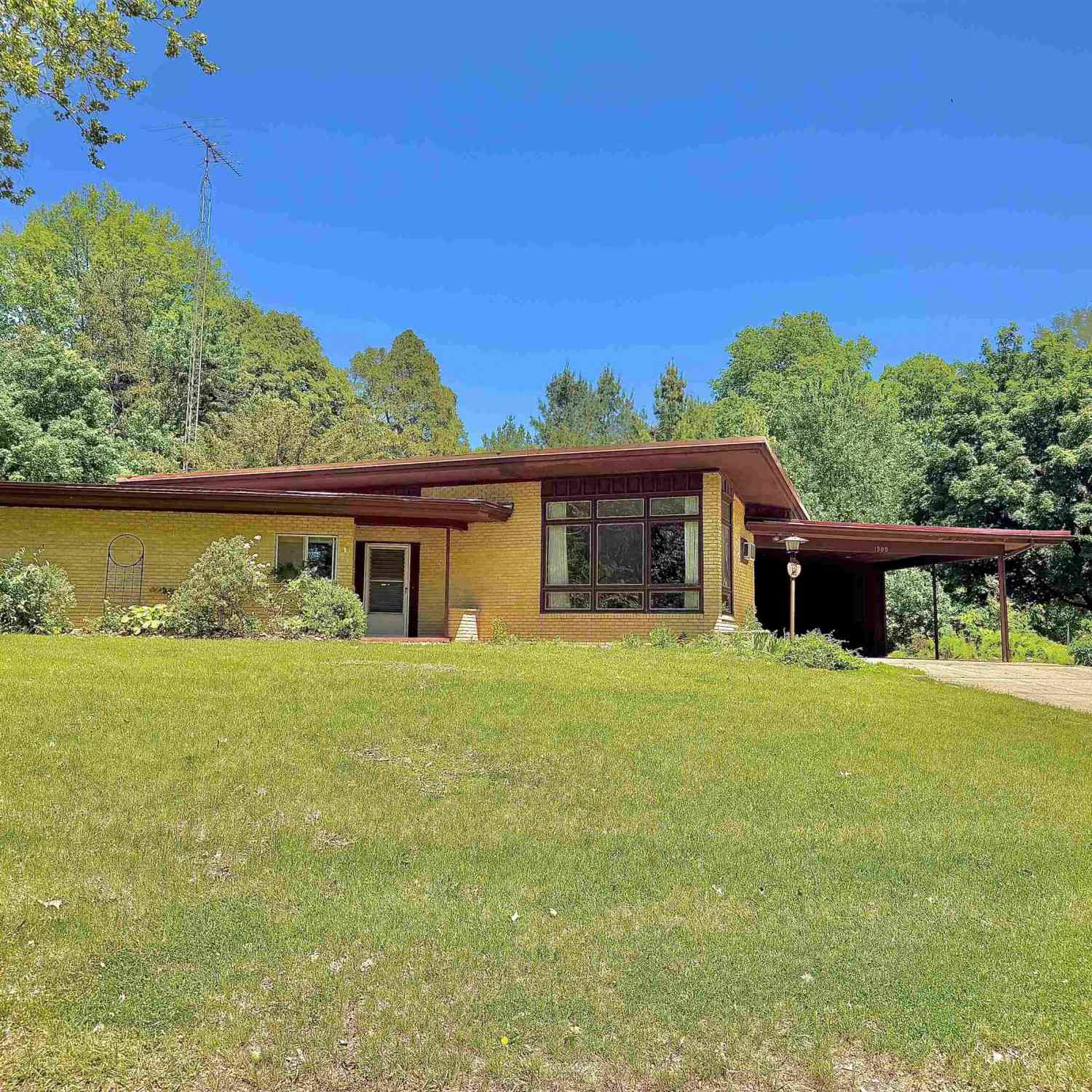 Homes For Sale - 1509 B Avenue<br/> Mahaska County, Oskaloosa, IA 52577