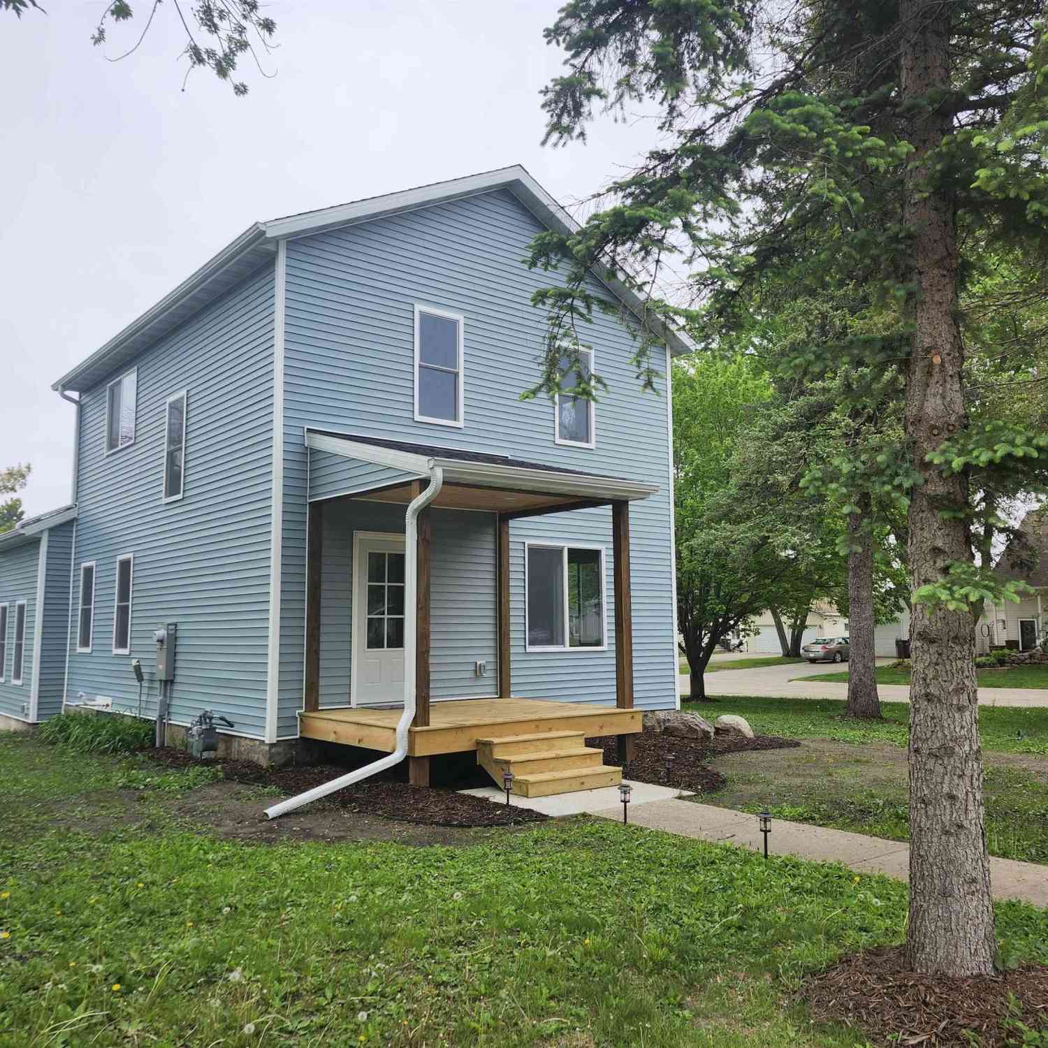 Homes For Sale - 607 E Main Street<br/> Winnebago County, Lake Mills, IA 50450