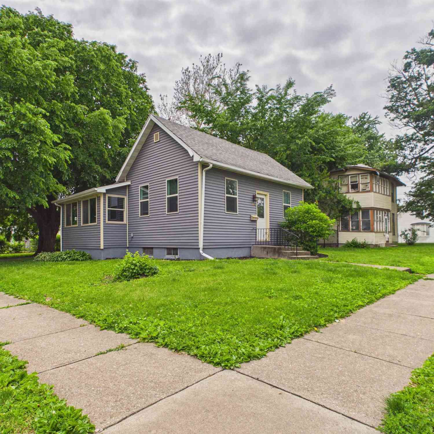 Homes For Sale - 402 4th Avenue<br/> Mahaska County, Oskaloosa, IA 52577