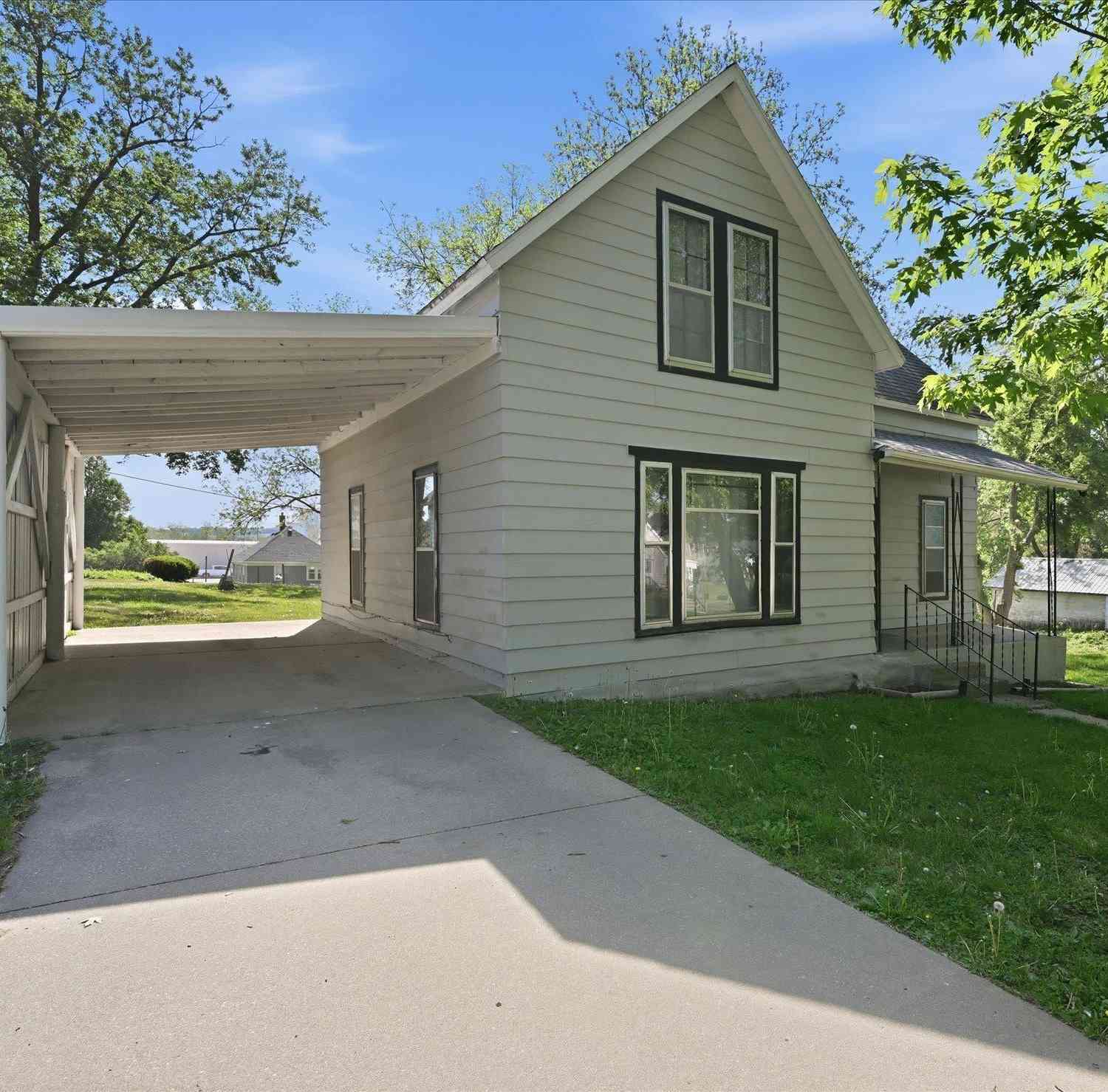 Homes For Sale - 1916 7th Street<br/> Shelby County, Harlan, IA 51537
