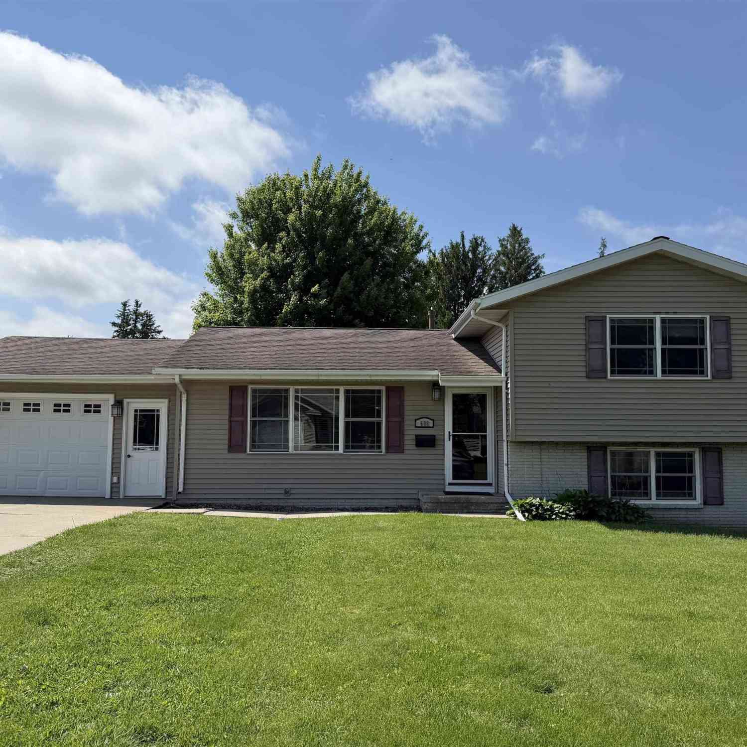 Homes For Sale - 606 E Grace Street<br/> Tama County, Toledo, IA 52342
